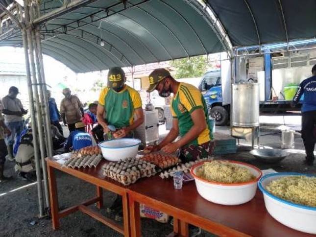 Satgas Yonif MR 413 Kostrad Gelar Dapur Lapangan Bantu Pengungsi
