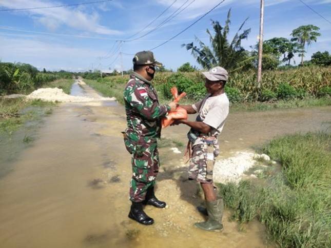 Satgas 413 Kostrad Salurkan Donasi Sembako ke Korban Banjir Papua