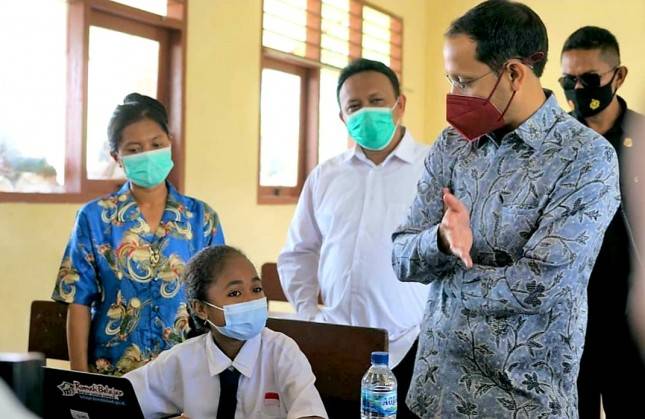Tiba di SMK Papua, Nadiem: Anak-Anak Senang Belajar Tatap Muka, Netizen: Kepingin Sekolah Pak, Udah Bosen Belajar Dirumah...