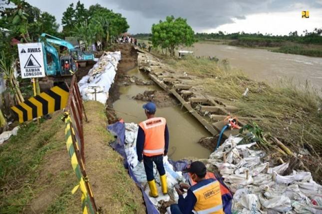 Ada 9 Desa Terendam Banjir, Menteri Basuki Tugaskan Wika Perbaiki Tanggul Citarum yang Jebol