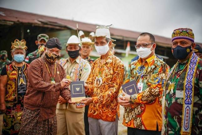 Tiga Pakaian Adat Bertemu, Pangdam Mulawarman Saksikan Penyerahan Masyarakat Pancasila