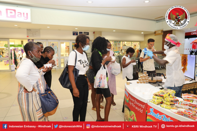 Heboh Pengunjung di Namibia Serbu Produk Mie Instan dan Kopi Asal Indonesia 