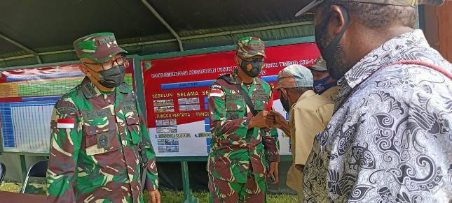 Aster Kasdam XVII Cendrawasih  Ajak Warga Sekitar Lokasi TMMD Bahu-Membahu Bangun 8 Unit Rumah