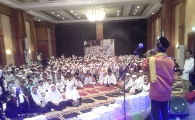 Jenny Rahman dan Belasan Artis Santuni 500 Yatim Piatu
