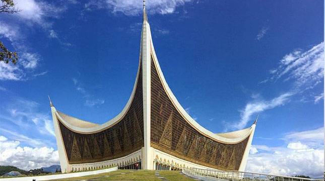 Berkunjung ke Masjid Raya Sumatera Barat yang Megah dan Anti Gempa Ini Yuk!