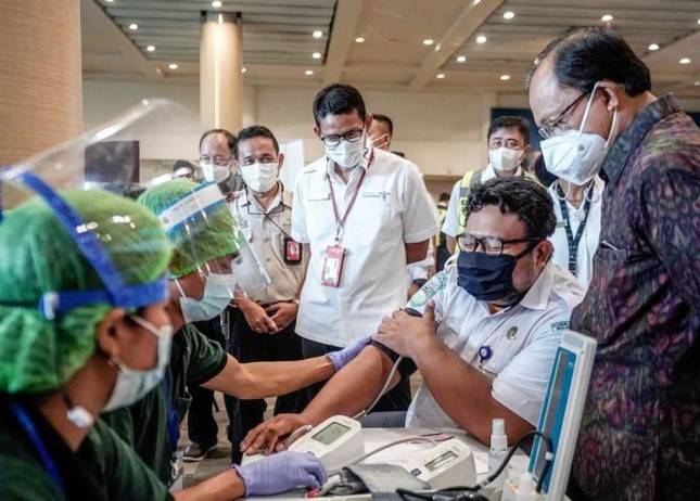 Tinjau Vaksinasi, Sandi Pastikan Juni Esok Bali Siap Sambut Wisatawan! Netizen:&nbsp;Please No Prank Ya Pak Menteri,&nbsp;Sudah Kelaparan... 