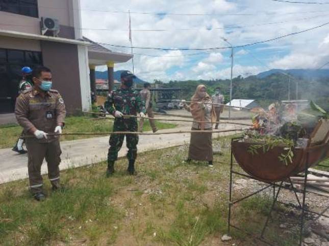 Satgas Pamtas Yonif 642 Bersama Karantina Pertanian Entikong Musnahkan Barang Media Pembawa Hama Penyakit Hewan 