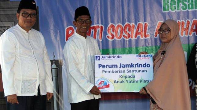 Dirut Perum Jamkrindo Safari Ramadhan Kunjungi Panti Asuhan di Watampone