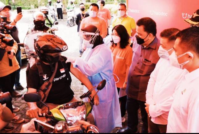 Luar biasa! Halodoc Dan Gojek Hadirkan Pos Pelayanan Vaksinasi Covid-19 Drive-Thru