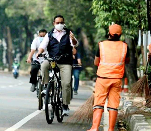 Tak Hanya Petugas Pemprov, Ratusan Karyawan Perusahaan Ikut Bersihkan Trotoar, Warganet: Anies, Benar-benar Pemimpin Cerdas...