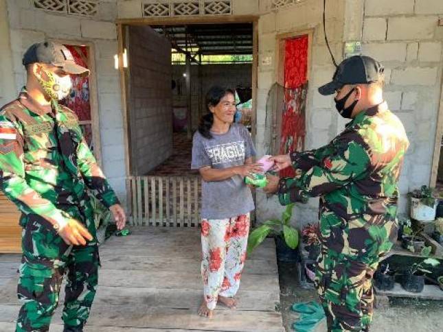Mantap! Satgas Yonif 642 Kapuas Bagikan Takjil di Perbatasan RI-Malaysia