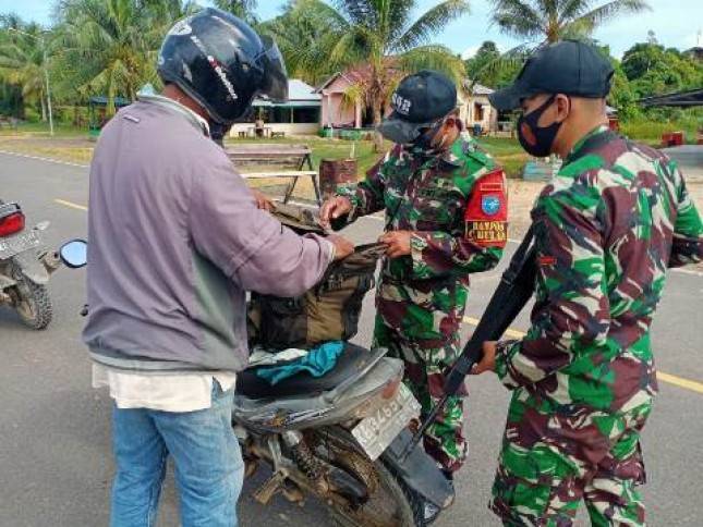 Satgas Pamtas Yonif 642 Kapuas Laksanakan Sweeping di Perbatasan RI-Malaysia