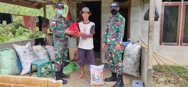 Masyarakat Perbatasan RI-MalaysiaTerima Donasi Sembako dari Satgas Yonif 642 Kapuas