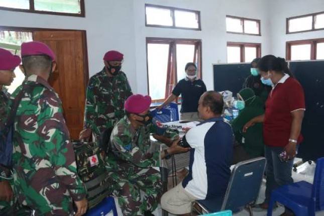 Tim Medis Batalyon Kesehatan Korps Marinir Periksa Kesehatan Masyarakat di Posko Pengungsian  NTT