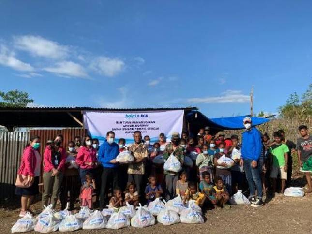 Bakti BCA Salurkan Bantuan Kemanusiaan Bagi Masyarakat Terdampak Badai Siklon Tropis Seroja