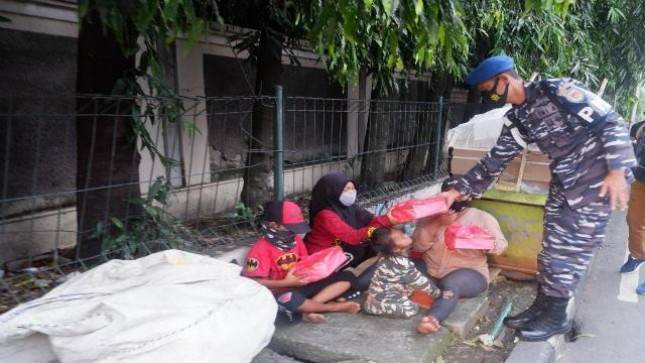 Prajurit Yonpom 1 Marinir Donasikan Makanan di Bulan Suci Ramadhan
