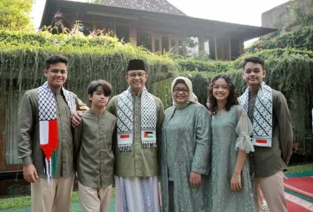 Kenakan Syal Palestina Saat Salat Idul Fitri, Gubernur Anies Dipuji Habis-habisan Netizen