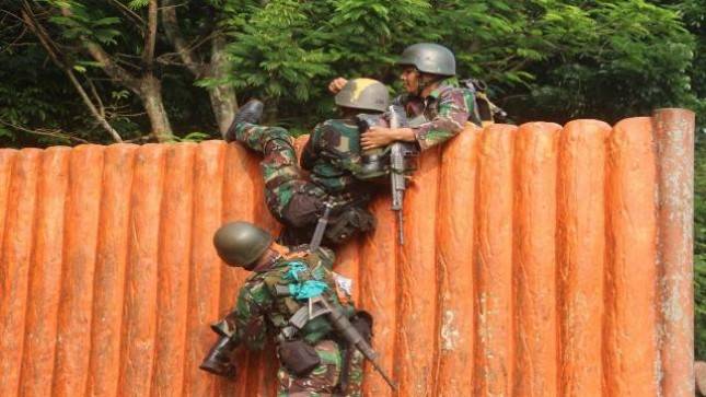  Prajurit Yonif 6 Mar Laksanakan Latihan Halang Rintang