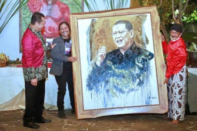 Pelukis Sohieb Toyaroja Gelar Pameran Lukisan Semar Ngruwat Jagad
