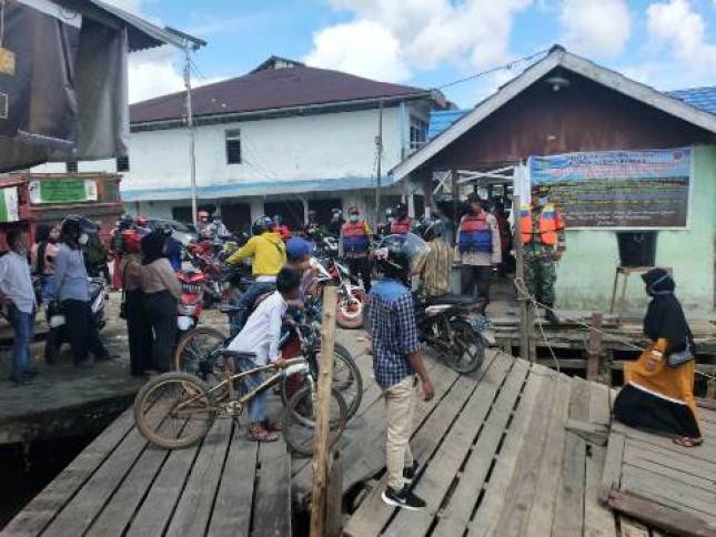 Babinsa Sejangkung Sambas Ingatkan Prokes Kepada Masyarakat