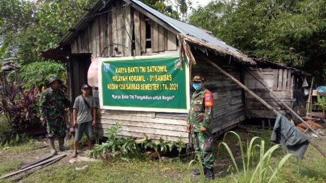 Komando Distrik Militer 1208 Sambas Laksanakan Bedah Rumah Warga 