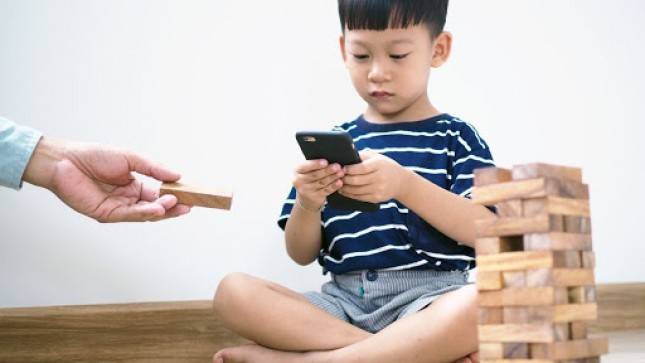 Peran Orang Tua dalam Membimbing Anak Bermain Internet