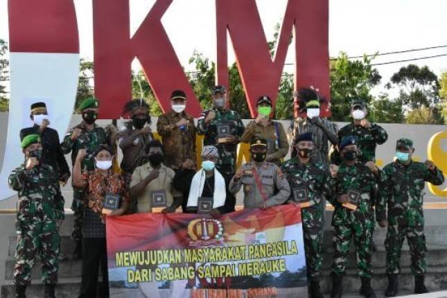 Kasrem 174 Merauke Bagikan Buku Masyarakat Pancasila di Titik 0 Km PLBN Sota