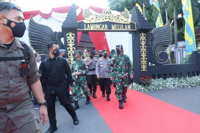 Panglima TNI Marsekal Hadi Bersama Kapolri Pimpin Apel Satgas Penanganan Covid-19 di Lamongan