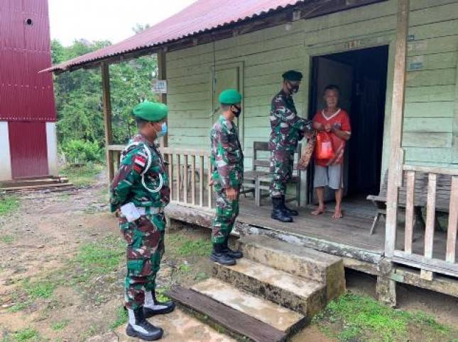 Prajurit Batalyon Infanteri 642 Kapuas Sintang Donasikan Sembako untuk  Warga Kurang Mampu