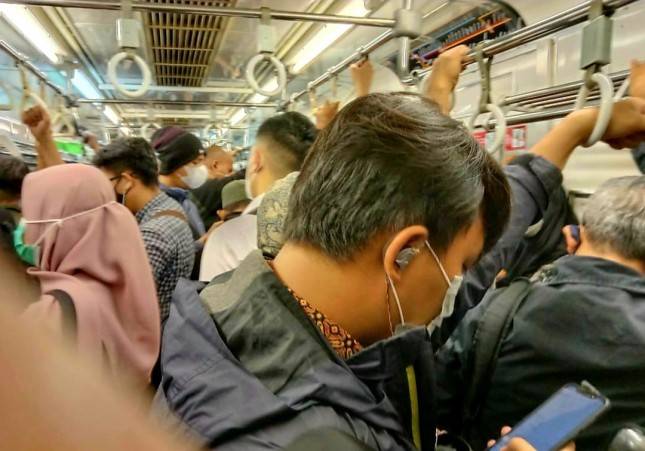 Ya Ampun, KRL Penuh Sesak! Ketua Satgas Covid IDI:&nbsp;Saya Prihatin, Ini Contoh Manajemen Kerumunan yang Belum Baik...