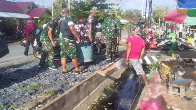 Dandim 1208 Sambas Apresiasi Warga Bantu TNI Bersihkan Lingkungan Pasar Jagur Lorong