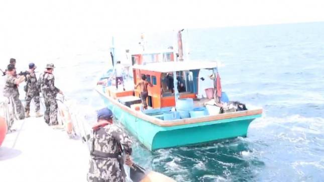 Sepandai-Pandainya Tupai Melompat, Pasti Akan Jatuh Juga! Jatuhkan Barang Bukti Ke Laut, Kapal Illegal Fishing Asal Malaysia Dan Filipina Akhirnya Diamankan KKP
