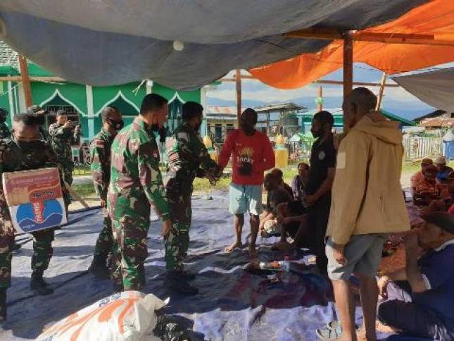 Dansatgas Pamrahwan Yonif RK 751 VJS Hadiri Kedukaan Kepala Suku Besar Walesi  Papua