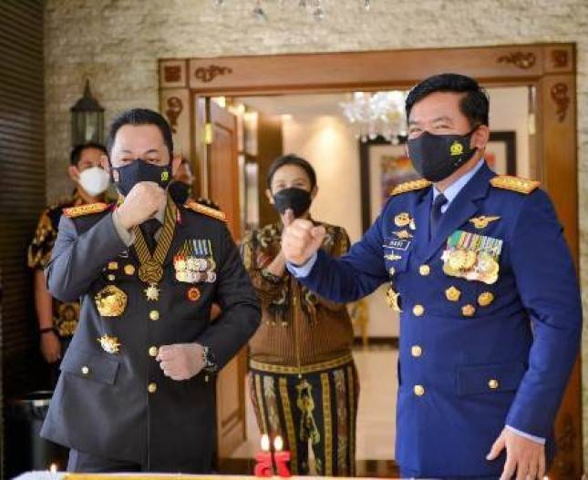 Panglima TNI Marsekal Hadi Tjahjanto Berikan Kejutan kepada Kapolri, di Hari Bhayangkara ke-75