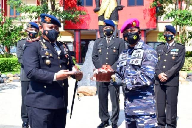 Danyon Roket 2 Marinir Beri Ucapan Dirgahayu Bhayangkara ke 75 di Pusdik Brimob Pasuruan