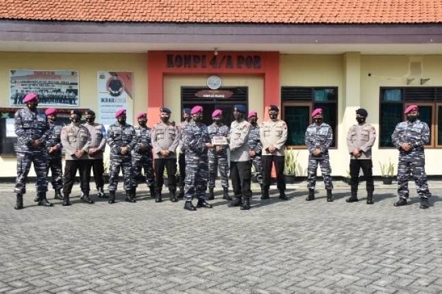 Komandan Batalyon Arhanud 2 Marinir Beri Kejutan HUT Bhayangkara 75 kepada Brimob  Polda Jatim