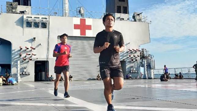 Prajurit Marinir Laksanakan Olah Raga di Atas KRI Dr Suharso