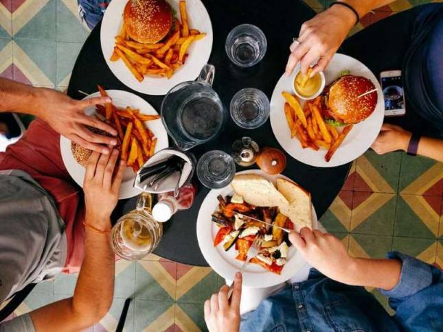 Ingin Hidup Sehat? Ini 4 Cara Jitu Berhenti Makan Junk Food