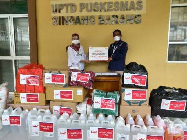 Hutama Karya (Persero) Bagikan Ratusan APD dan Paket Sembako