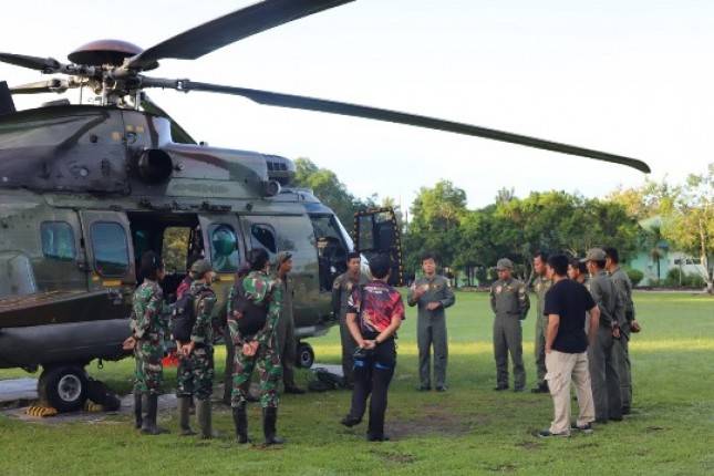 Heli Caracal TNI AU Evakuasi Dua Jenazah Teroris Poso Sulteng