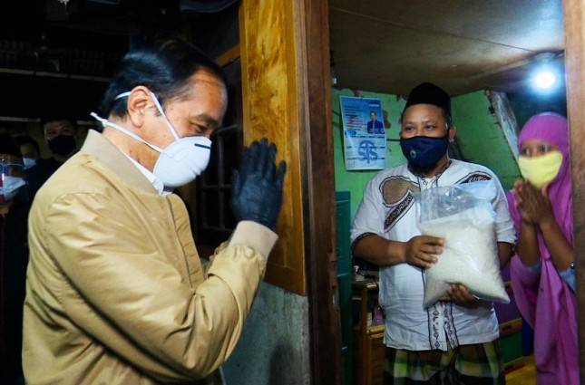 Jokowi Sampaikan Penanganan Pandemi Adalah Kerja Besar, Mandi Keringat dan Bertaruh Nyawa, Publik: Semangat Pak! Tolong PPKM Jangan Diperpanjang...  
