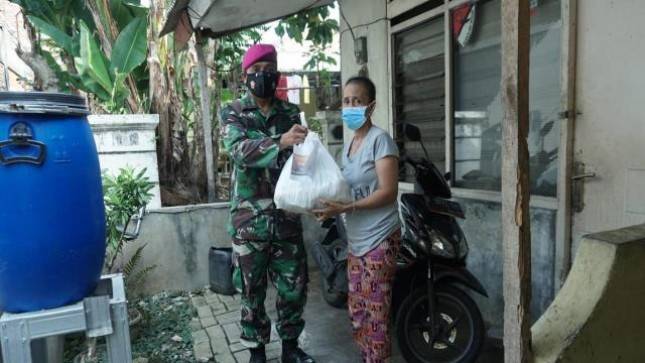  Yon Zeni 1 Mar Cilandak Donasikan Paket Sembako kepada Masyarakat yang Memebutuhkan