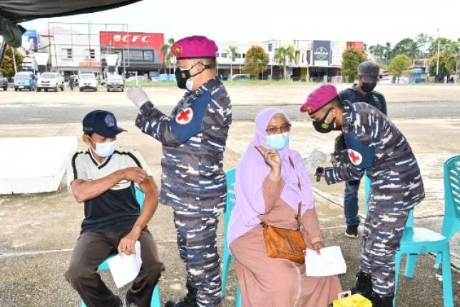 Prajurit Pasmar 3 Laksanakan  Serbuan Vaksinasi kepada Masyarakat Sorong Papua Barat