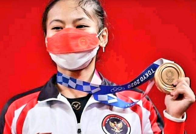Kabar Gembira! Lifter Cantik 19 Tahun Ini Sukses Raih Medali Pertama RI di Olimpiade Tokyo, Jokowi dan Publik Bangga: Terimakasih Windy... 