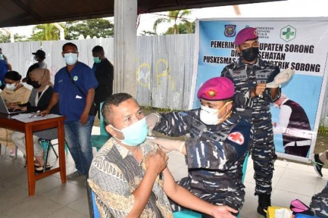 Masyarakat Sorong Papua Peroleh Vaksinasi dari TNI AL