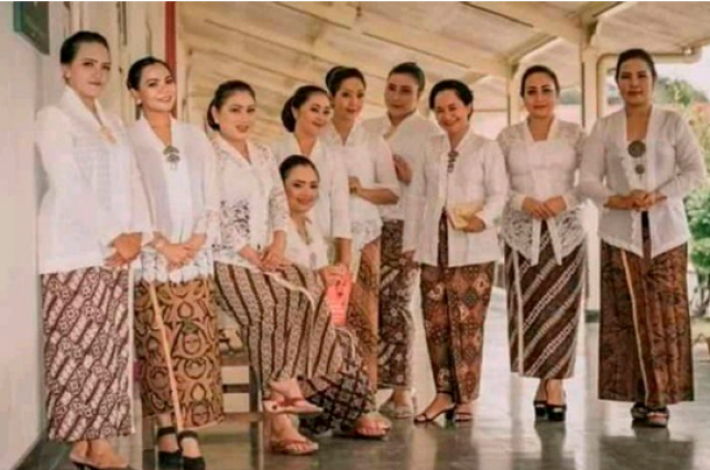 Perempuan Kebaya Jadi Busana Harian Mengapa Tidak?
