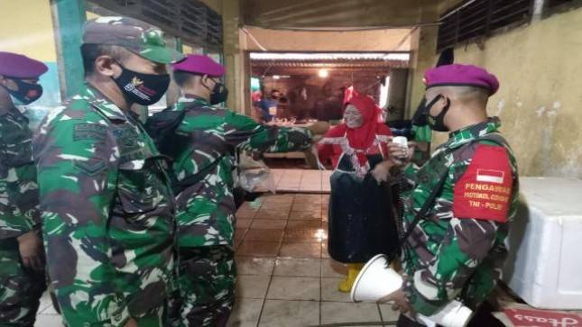 Prajurit Batalyon Infantri 6 Marinir Tegakkan PPKM Level 4 di Jakarta