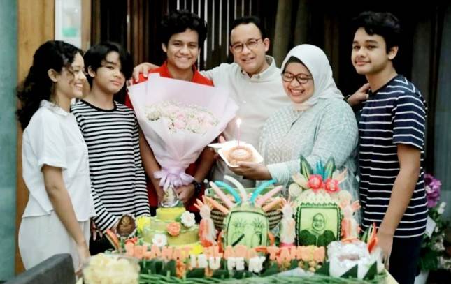 Rayakan Ulang Tahun Istri secara Sederhana, Gubernur Anies Tuai Pujian! Warganet: Contoh Pasangan Pemimpin yang Menginsipirasi...  