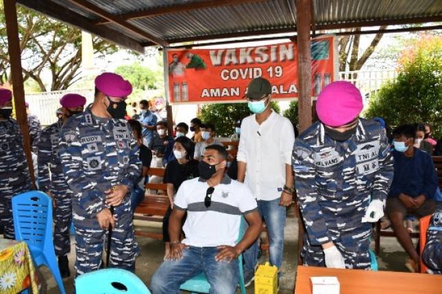 Korps Marinir Gencar Laksanakan Serbuah Vaksinasi kepada Masyarakat Sorong