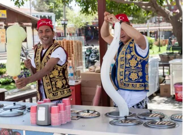 Ini Rahasianya! Alasan Mengapa Es Krim Turki Kenyal dan Tidak Mudah Mencair